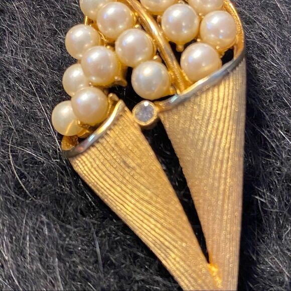 Vintage 70s Faux Pearl and Diamond Brooch - Picture 4 of 7